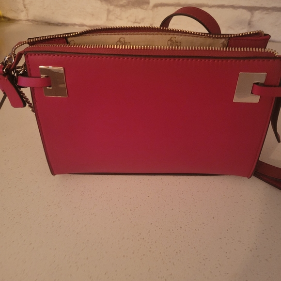 Guess purse - Picture 2 of 2